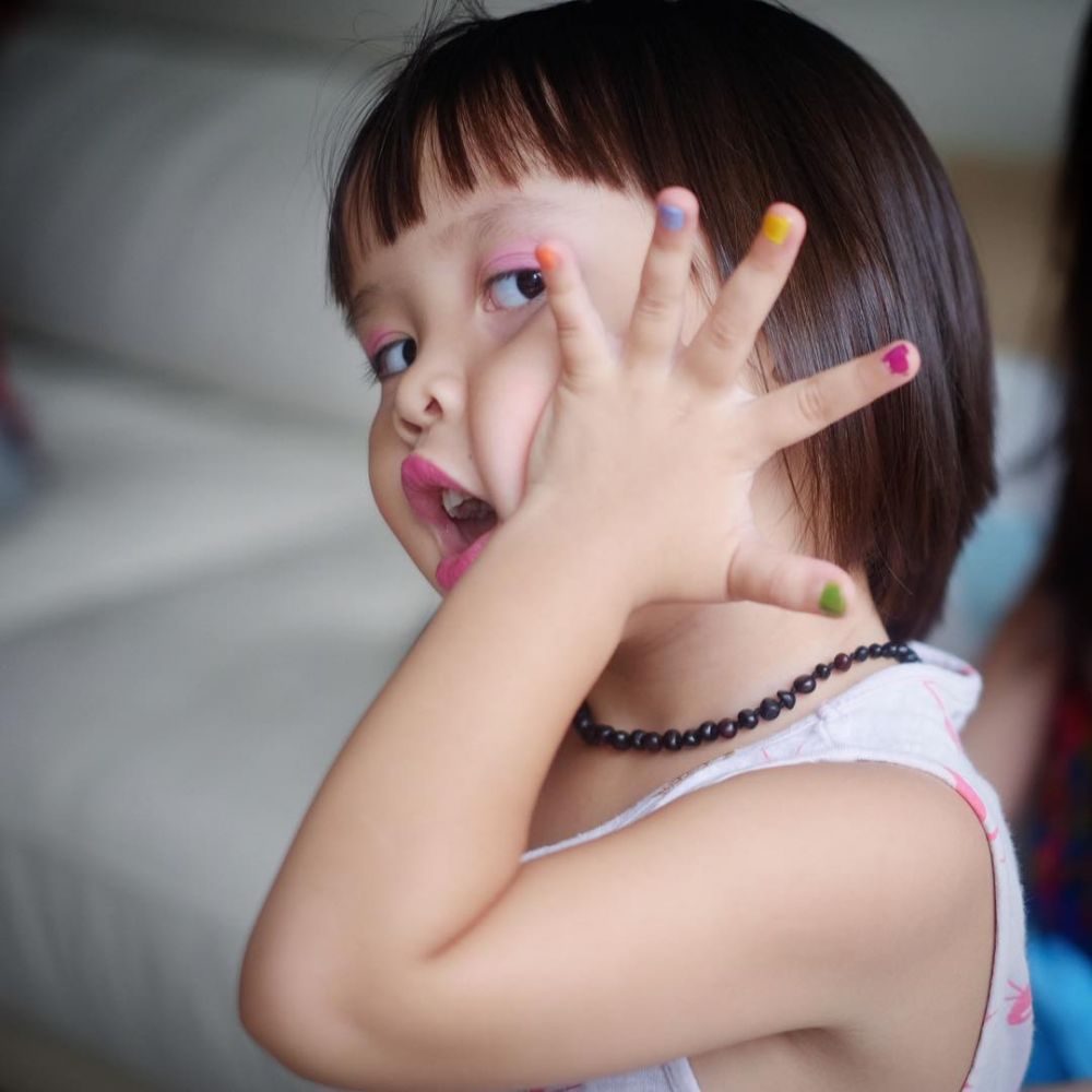 10 Gaya kocak putri Zaskia Adya Mecca saat mainan makeup, gemes deh