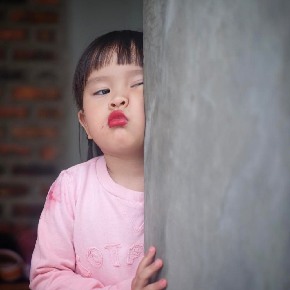 10 Gaya kocak putri Zaskia Adya Mecca saat mainan makeup, gemes deh