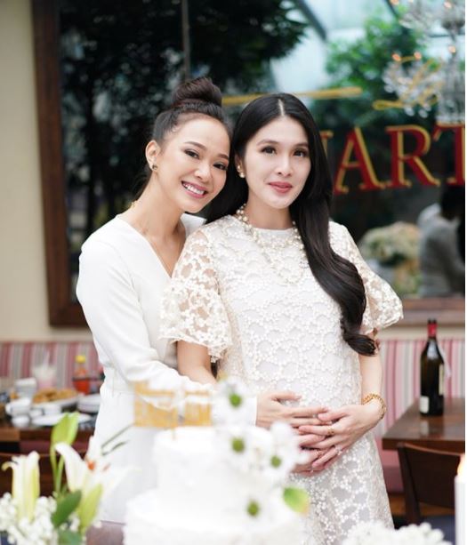 10 Momen kekompakan Sandra Dewi & Yuanita Christiani, friendship goals