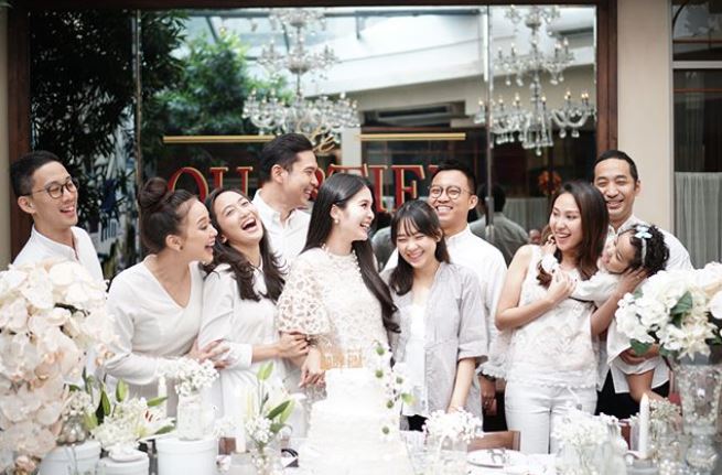 10 Momen kekompakan Sandra Dewi & Yuanita Christiani, friendship goals