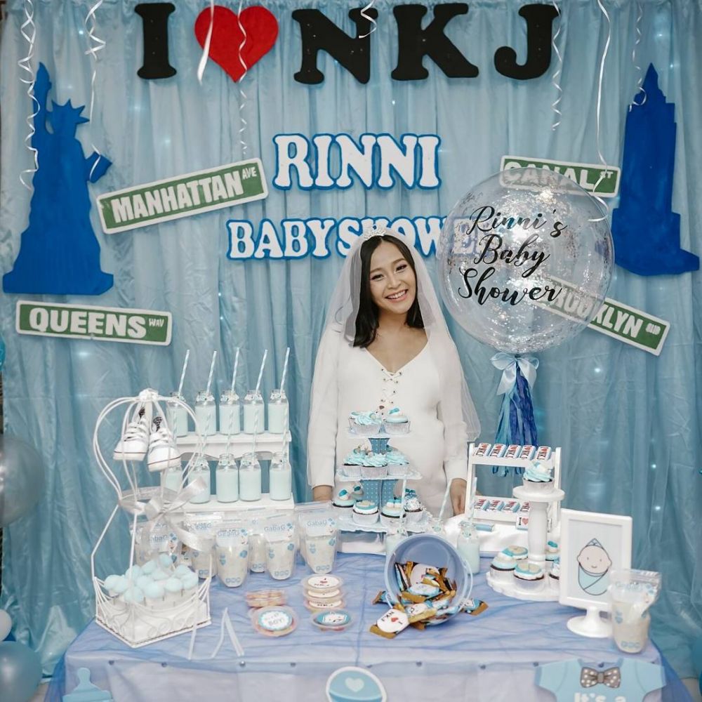 10 Momen keseruan baby shower Rinni Wulandari, disambut dengan tarian
