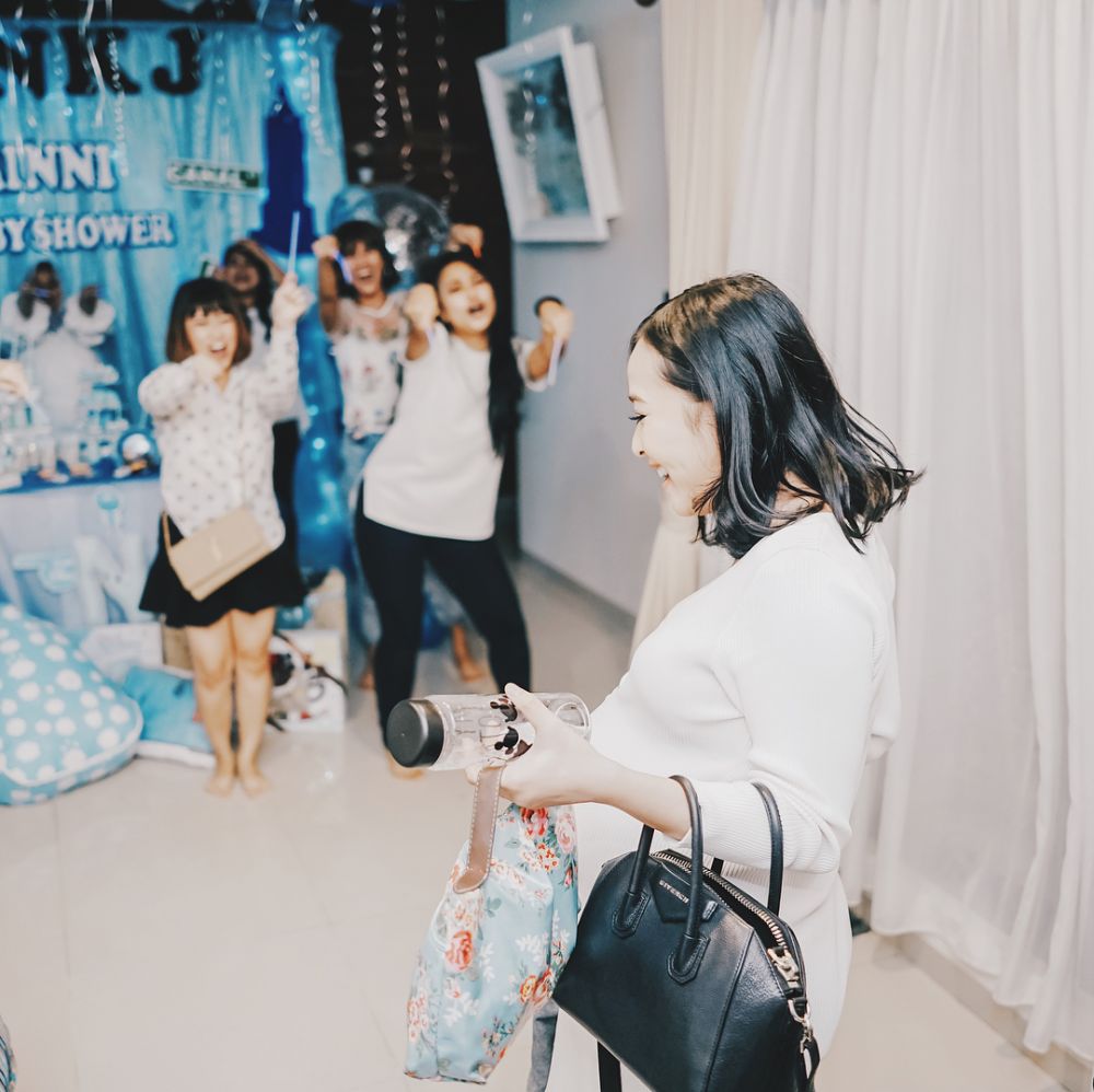 10 Momen keseruan baby shower Rinni Wulandari, disambut dengan tarian
