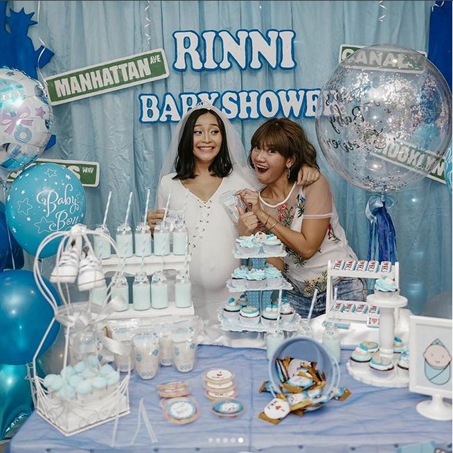 10 Momen keseruan baby shower Rinni Wulandari, disambut dengan tarian