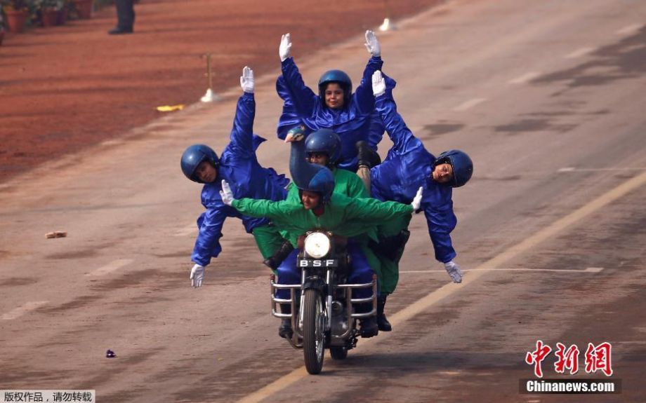 8 Aksi akrobat polisi wanita di atas motor ini bikin jantung deg-degan