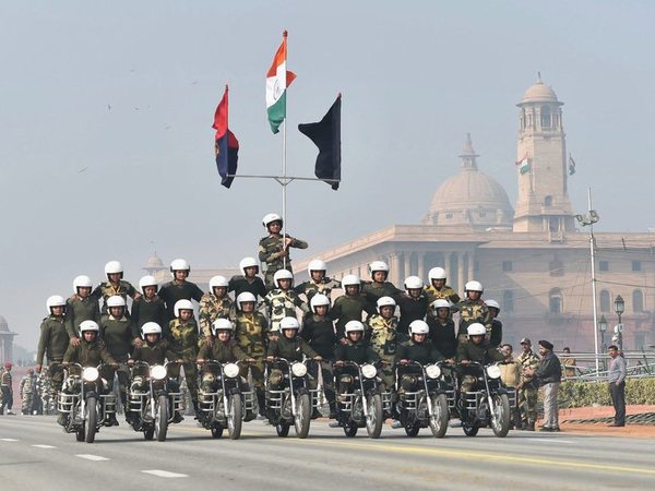 8 Aksi akrobat polisi wanita di atas motor ini bikin jantung deg-degan