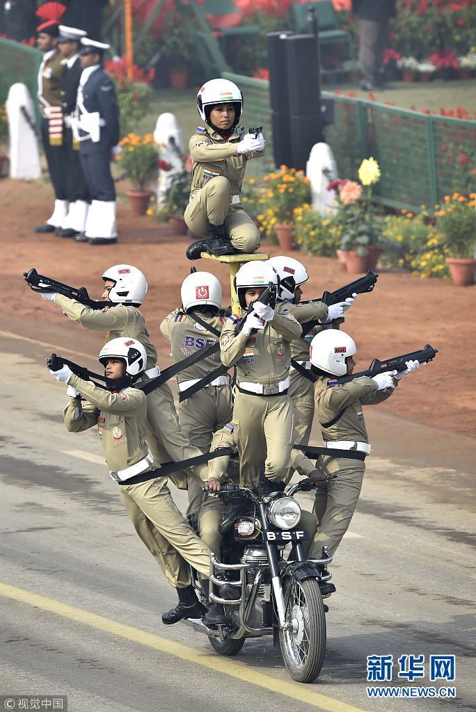 8 Aksi akrobat polisi wanita di atas motor ini bikin jantung deg-degan