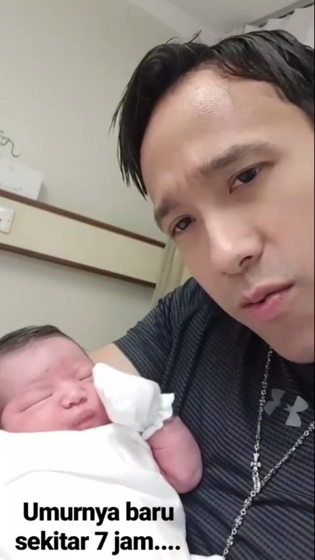 Lahiran anak kedua, ini potret bahagia Maruli Tampubolon jadi hot papa