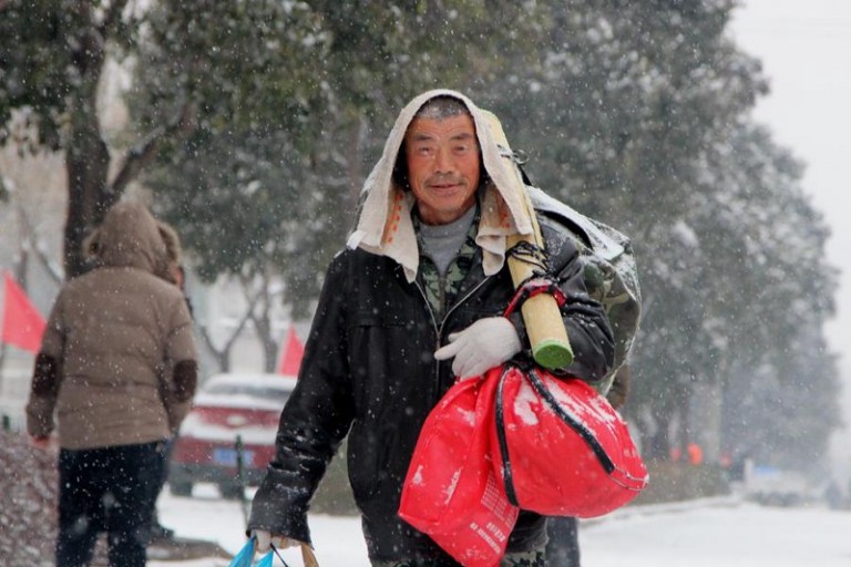 Demi belikan kado istri, suami ini rela jalan kaki 40 km lintasi badai