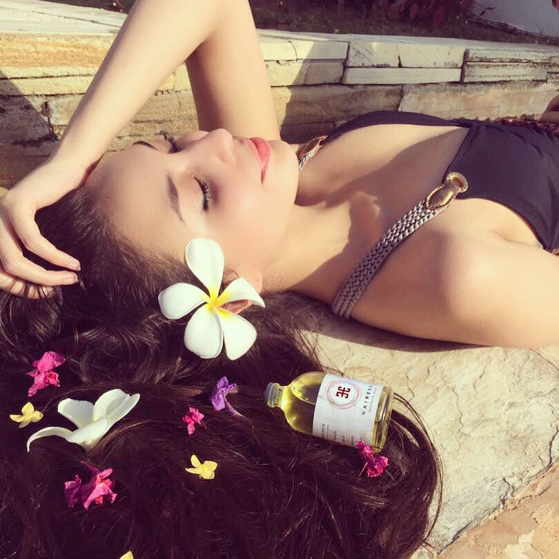 10 Gaya seksi terbaru Manohara, kerap tampil dengan gaun terbuka