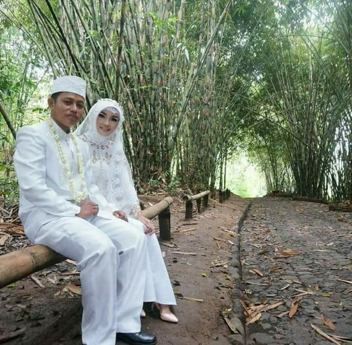 Pernikahan outdoor ini unik banget, digelar di kebun bambu