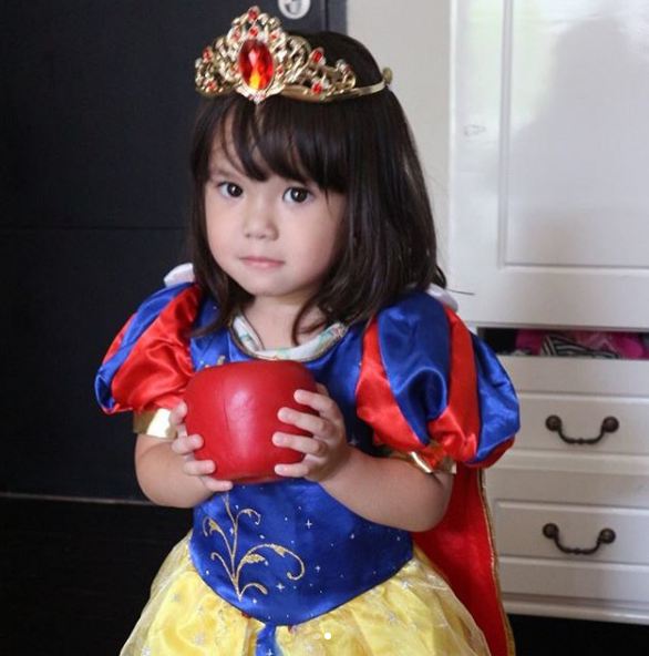 Gaya 7 anak seleb pakai kostum ala princess, bak putri raja