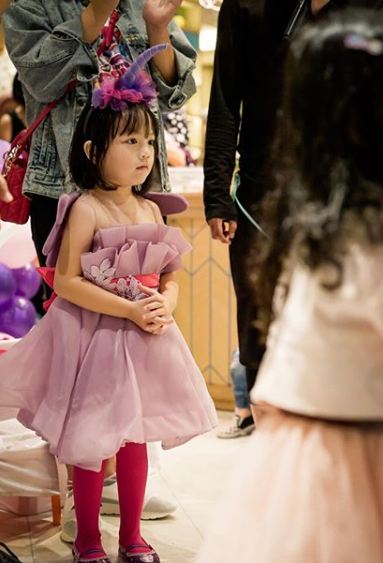 Gaya 7 anak seleb pakai kostum ala princess, bak putri raja