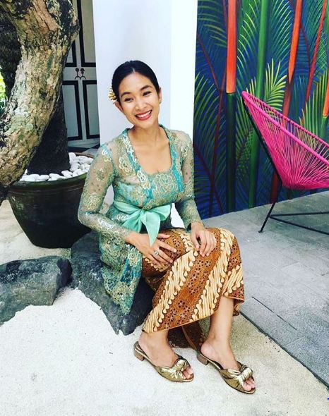 10 Pesona Happy Salma saat kenakan baju daerah, anggun banget