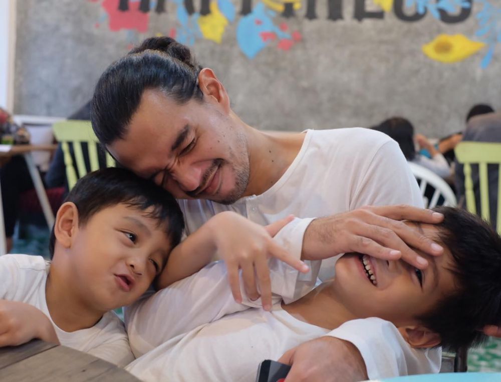 Jauh dari gosip, begini 10 potret harmonis keluarga Hesti Purwadinata