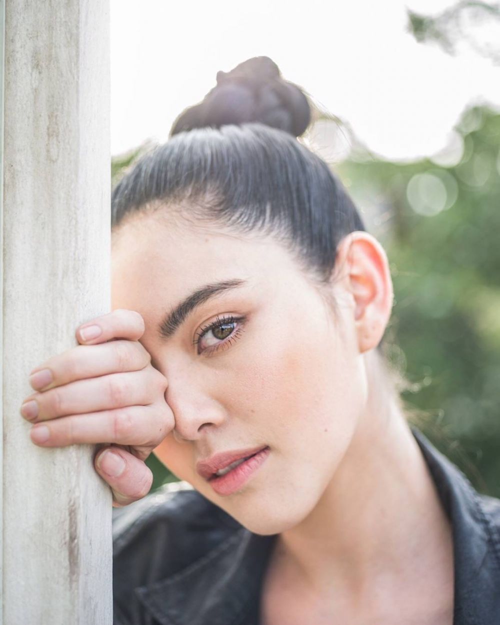 Viral, foto model cantik asal Thailand berbalut daun pisang