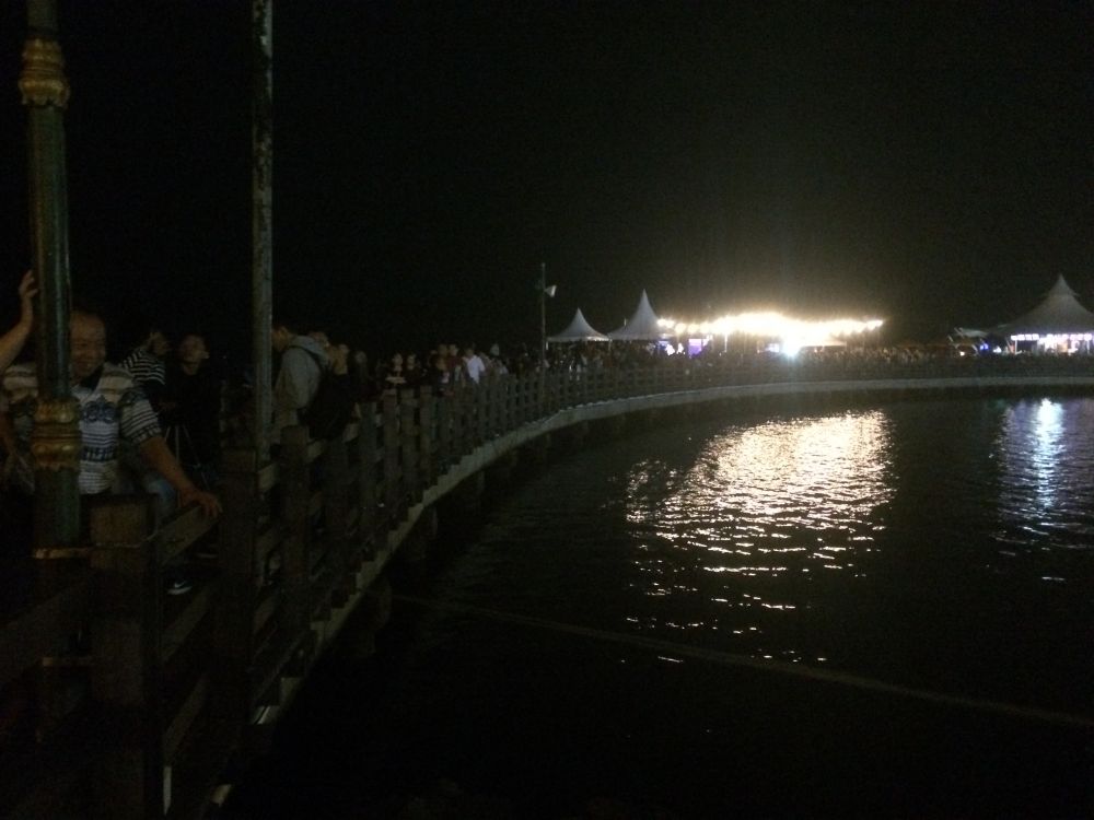 6 Momen keseruan masyarakat saat saksikan gerhana bulan di Ancol