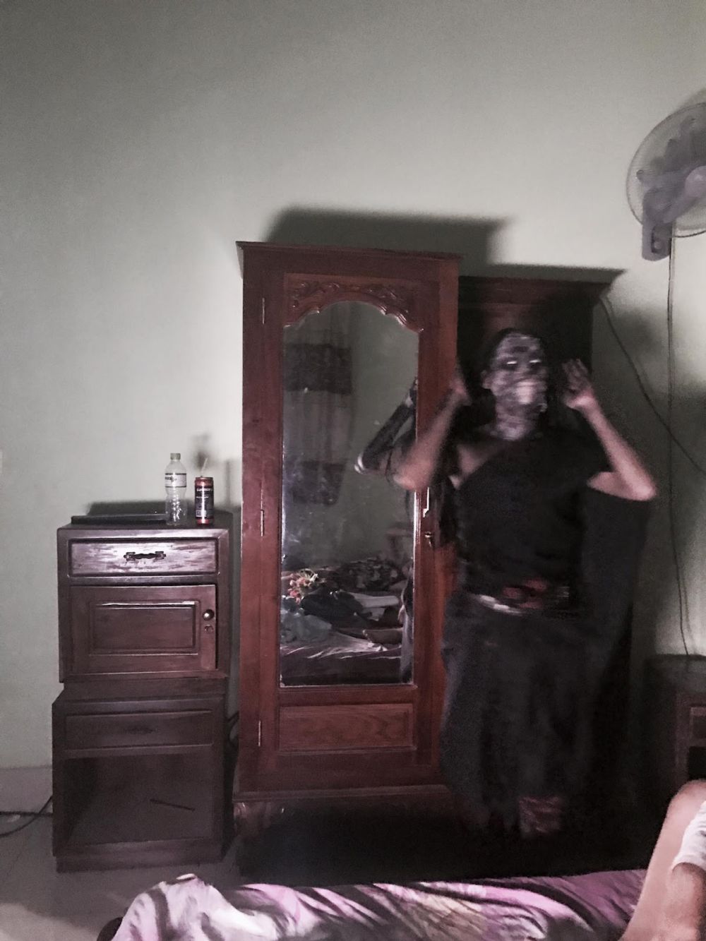 Terlalu menghayati peran hantu, pria ini beneran kesurupan