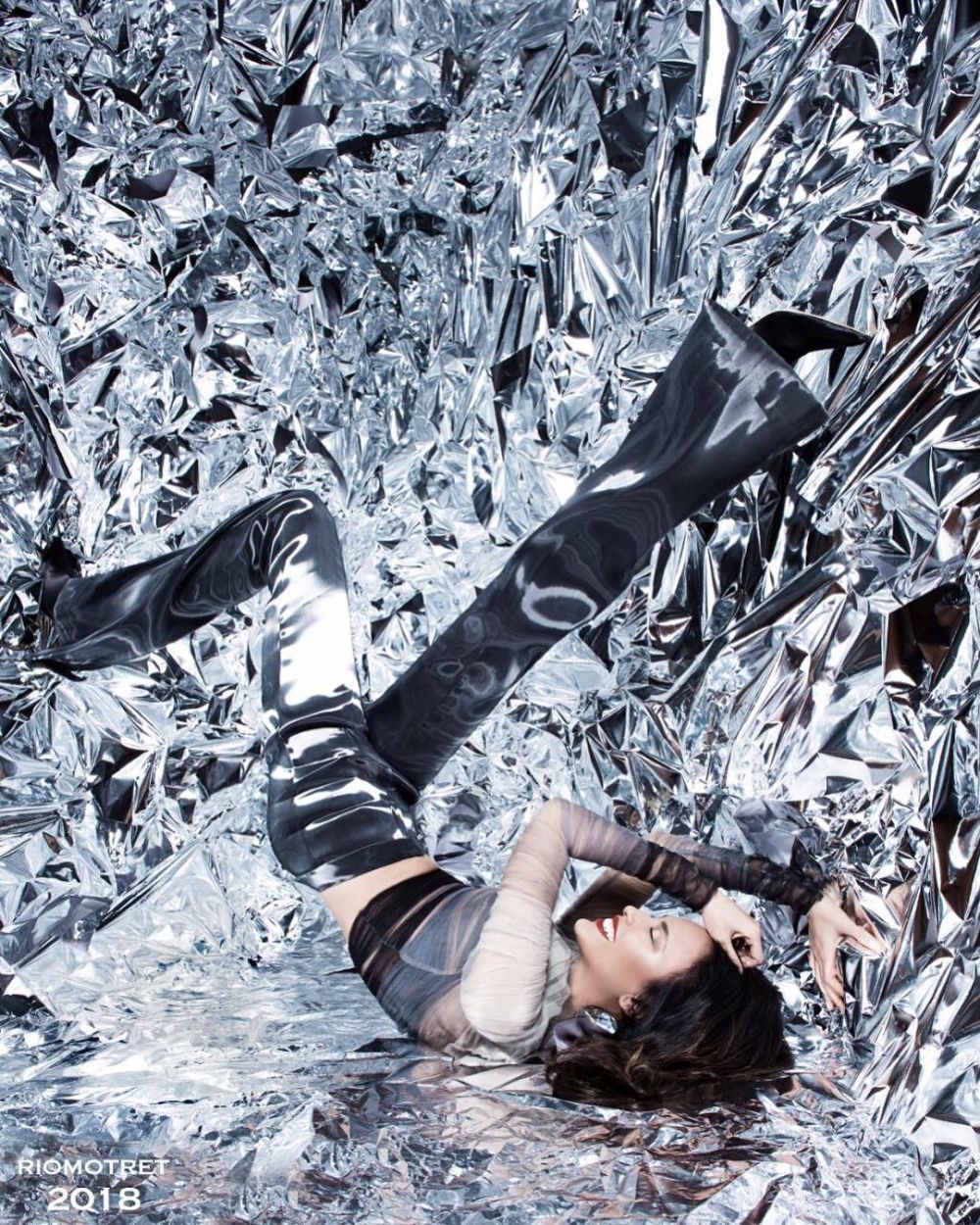 7 Pose menantang Sophia Latjuba saat pemotretan, auranya seksi abis