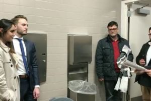 Pasangan ini terpaksa menikah di toilet, alasannya bikin haru