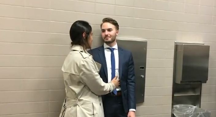 Pasangan ini terpaksa menikah di toilet, alasannya bikin haru