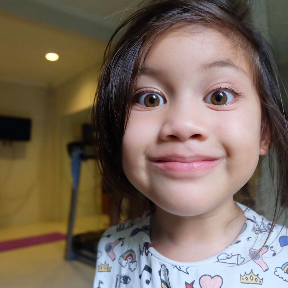 10 Potret cantiknya Sarah White, anak Nana Mirdad yang bermata indah