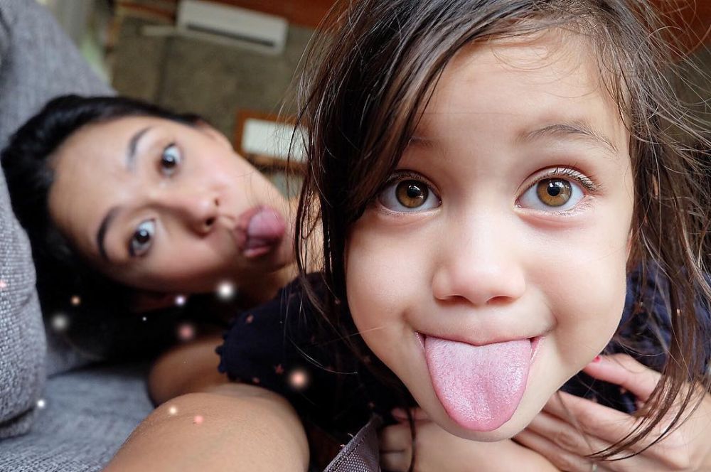 10 Potret cantiknya Sarah White, anak Nana Mirdad yang bermata indah