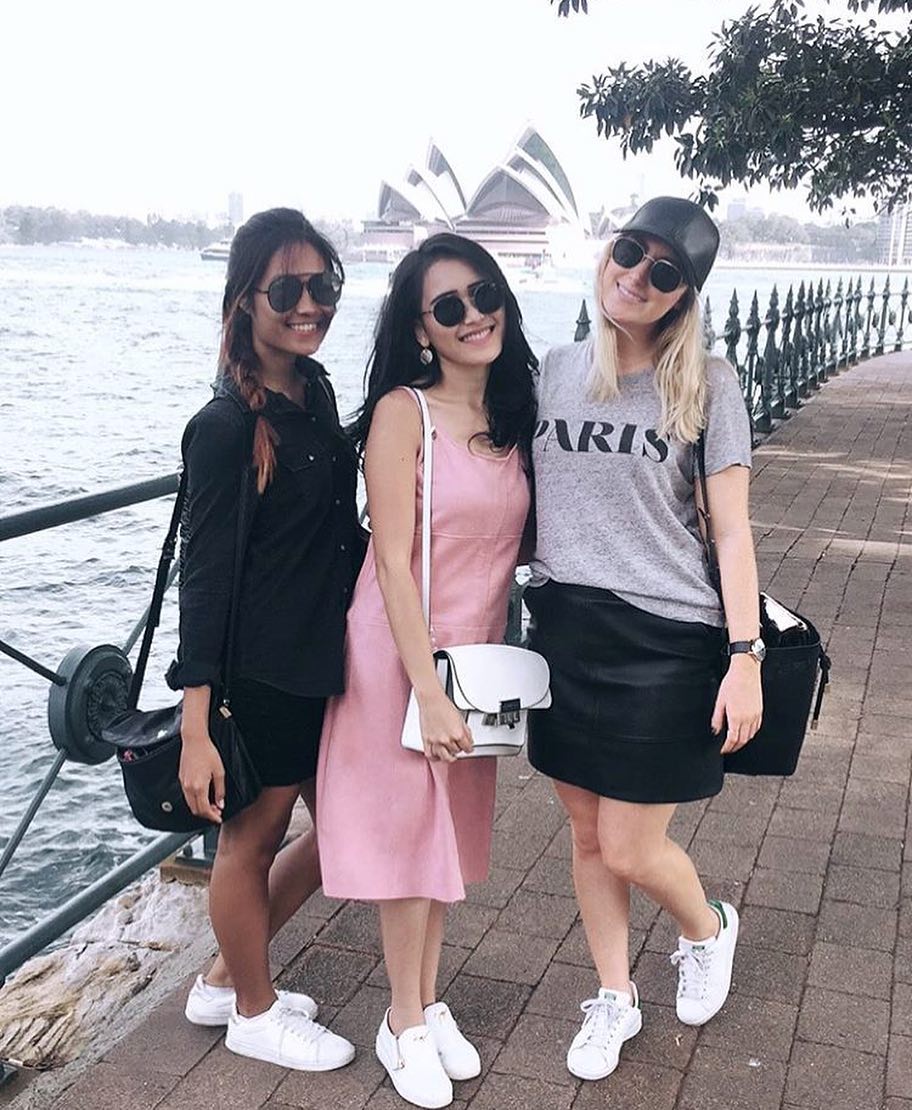 7 Potret Ayu Ting Ting bareng squad barunya, kompak tapi panen hujatan