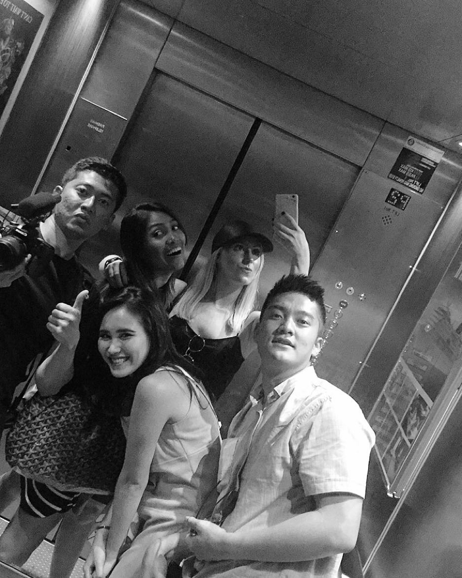 7 Potret Ayu Ting Ting bareng squad barunya, kompak tapi panen hujatan