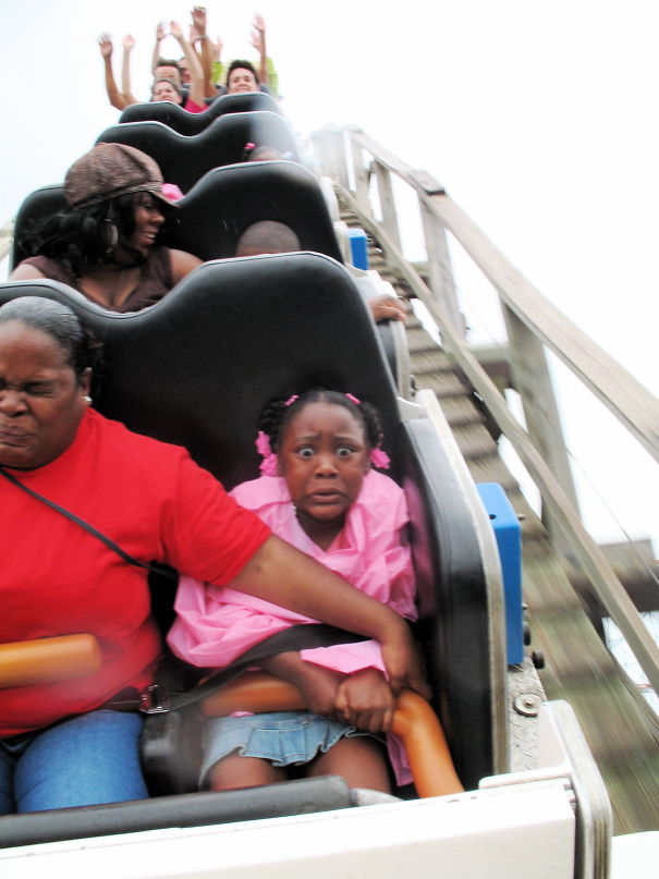 Ekspresi 15 orang naik roller coaster ini bikin ikut tegang