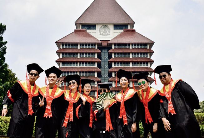 8 Potret cantiknya Febby Rastanty lulus sarjana, anggun dengan kebaya