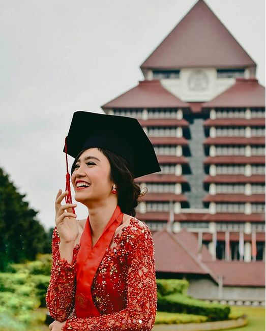 8 Potret cantiknya Febby Rastanty lulus sarjana, anggun dengan kebaya