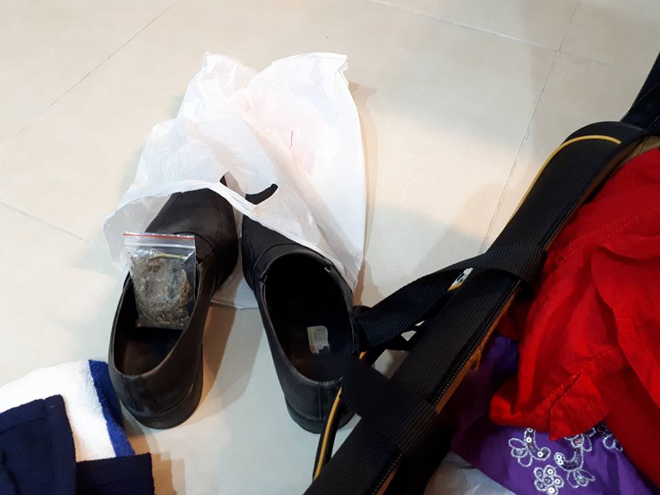 Wanita ini dititipi koper teman dari luar negeri, isinya bikin syok