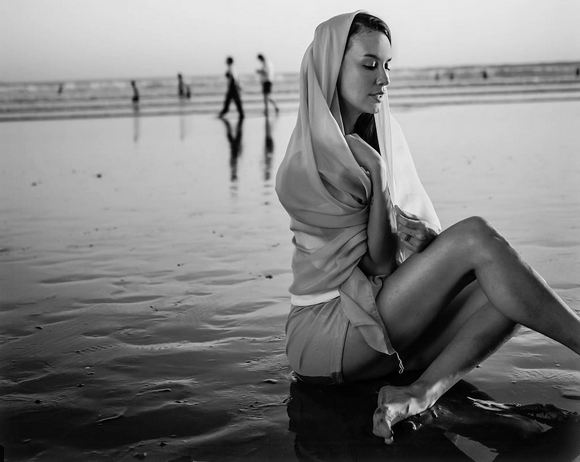 Pose seksi 10 seleb cantik saat main air di pantai, seger banget ya?