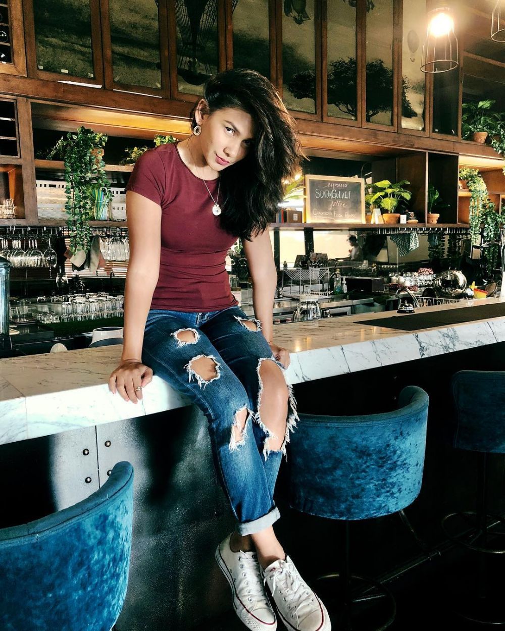 10 Gaya Nova Eliza dengan balutan celana jeans, kasual dan seksi