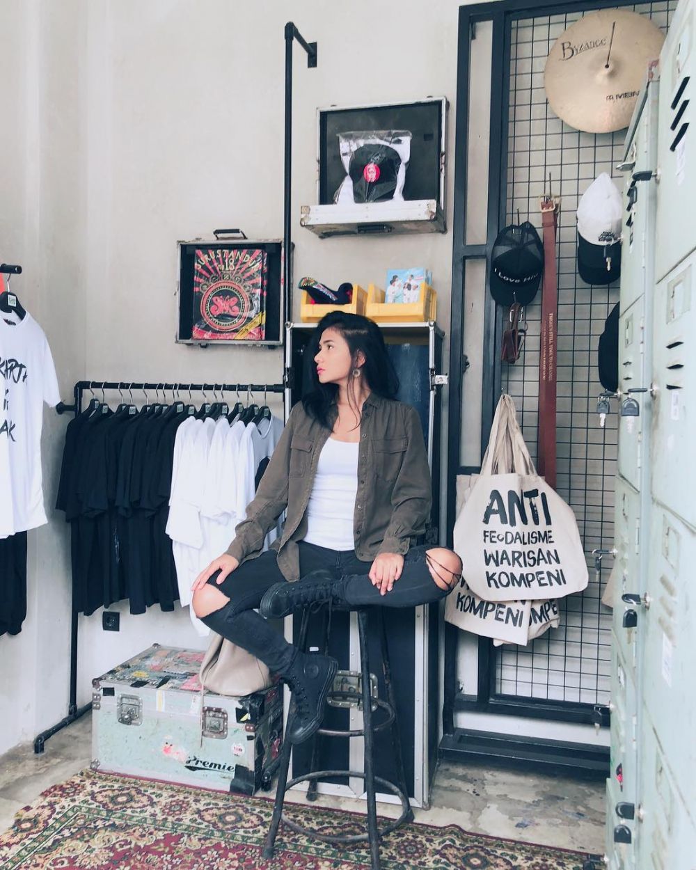 10 Gaya Nova Eliza dengan balutan celana jeans, kasual dan seksi