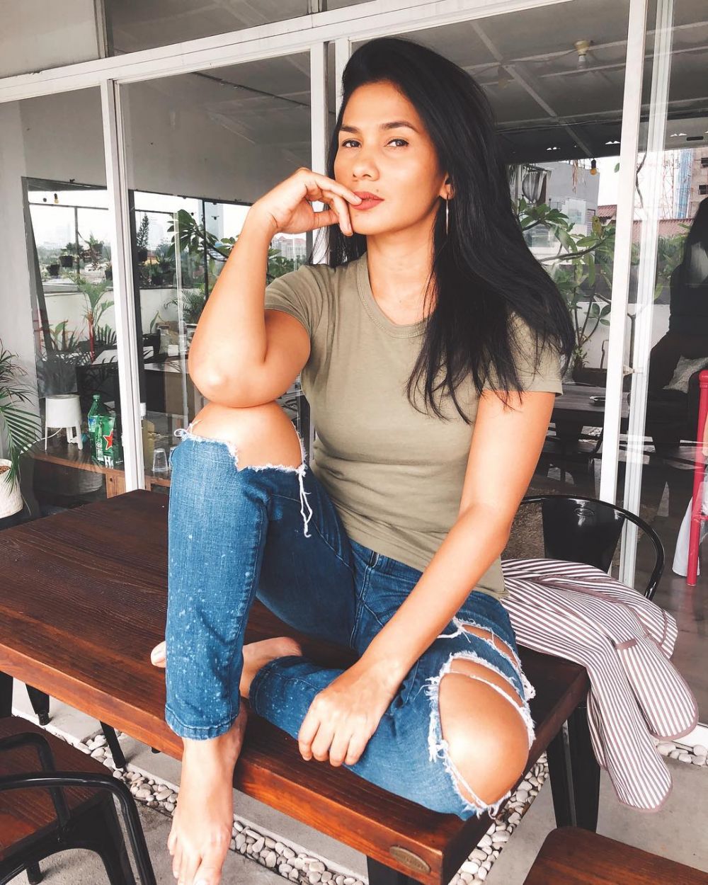 10 Gaya Nova Eliza dengan balutan celana jeans, kasual dan seksi