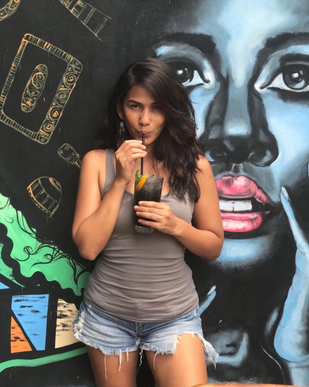 10 Gaya Nova Eliza dengan balutan celana jeans, kasual dan seksi