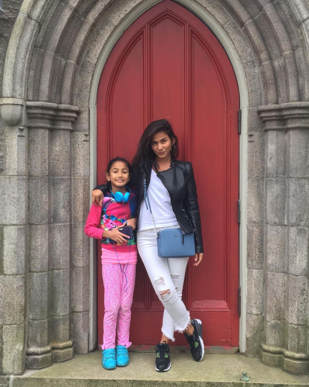 10 Gaya Nova Eliza dengan balutan celana jeans, kasual dan seksi