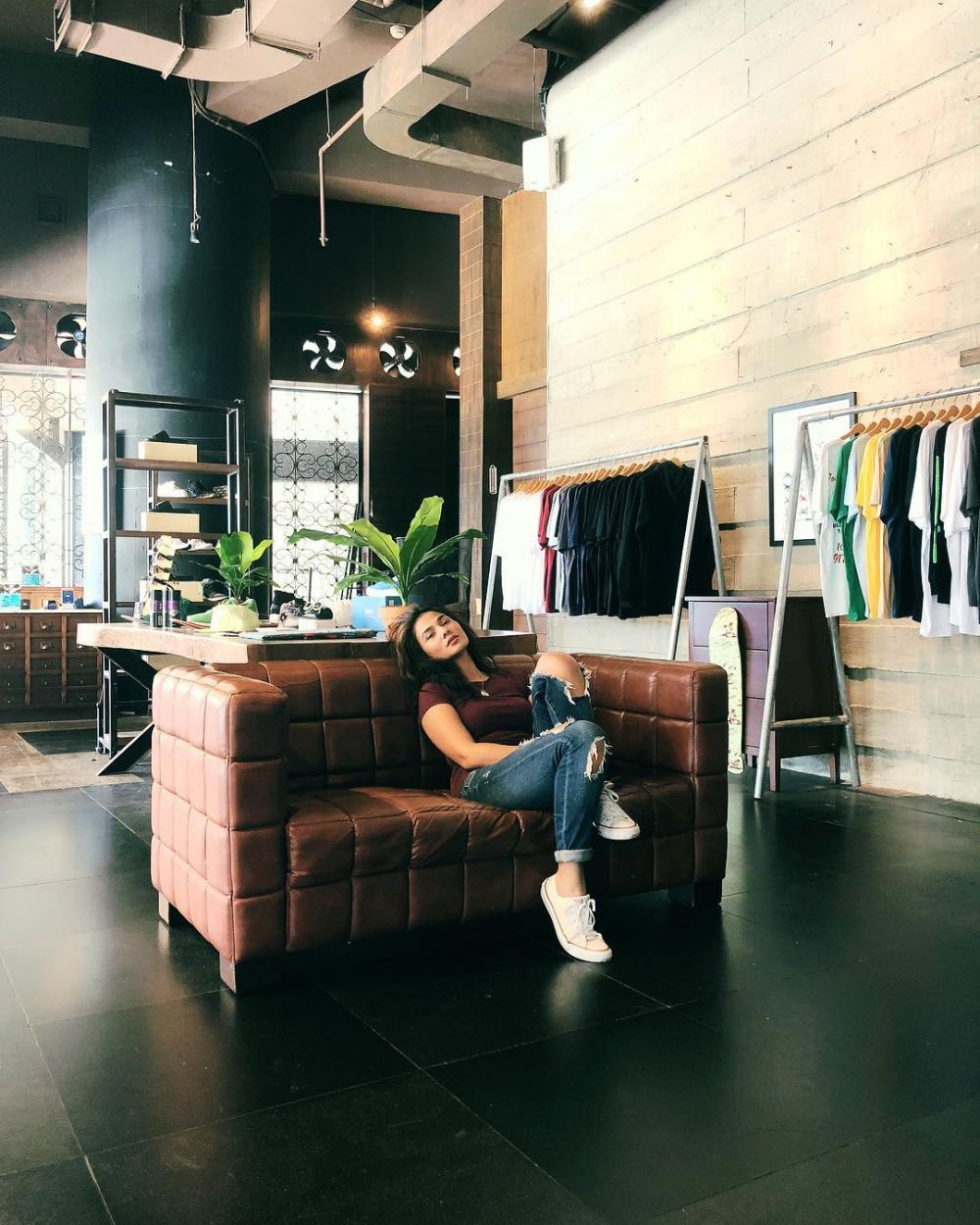 10 Gaya Nova Eliza dengan balutan celana jeans, kasual dan seksi