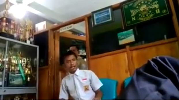 Viral video siswa tantang kepala sekolah berkelahi, bikin miris!