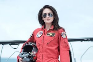 Gaya 5 selebriti berbalut seragam tim aerobatik TNI AU, karismatik!