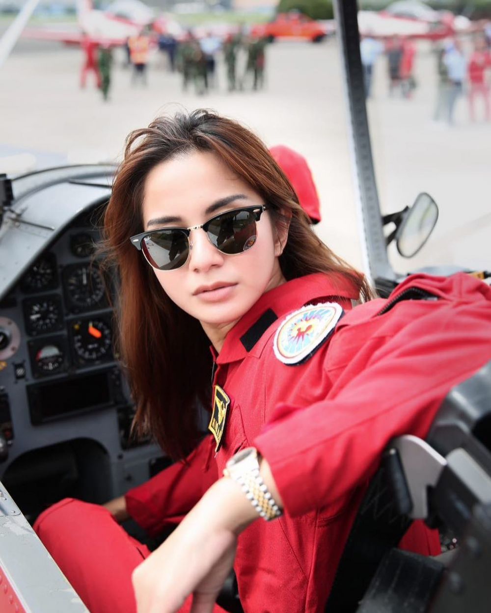 Gaya 5 selebriti berbalut seragam tim aerobatik TNI AU, karismatik!