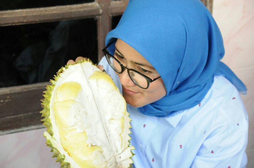 7 Aksi heboh Iti Octavia, bupati Lebak bersemangat panjat pohon durian