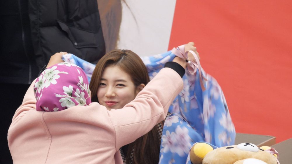 6 Potret cantiknya Bae Suzy kenakan hijab pemberian fans Indonesia