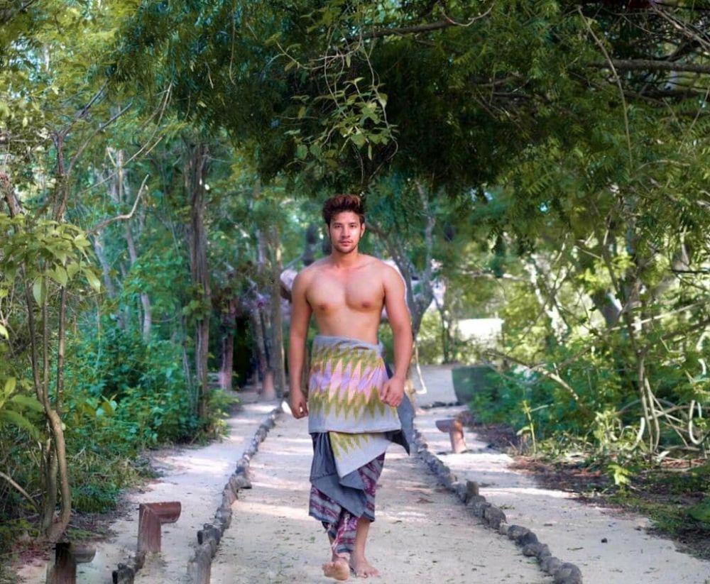 10 Seleb ganteng ini punya bahu yang lebar, bikin betah bersandar