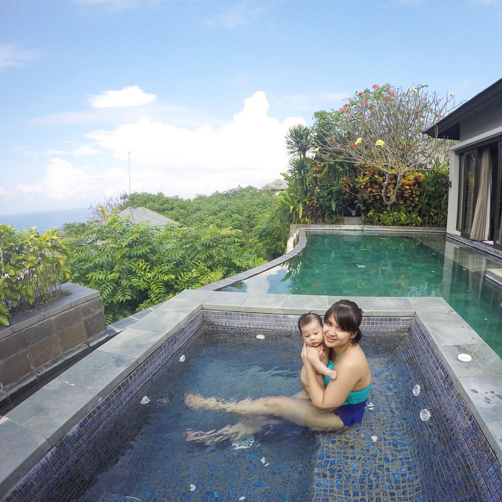 Sudah jadi ibu, 8 seleb ini bak ABG dengan gaya rambut berponi