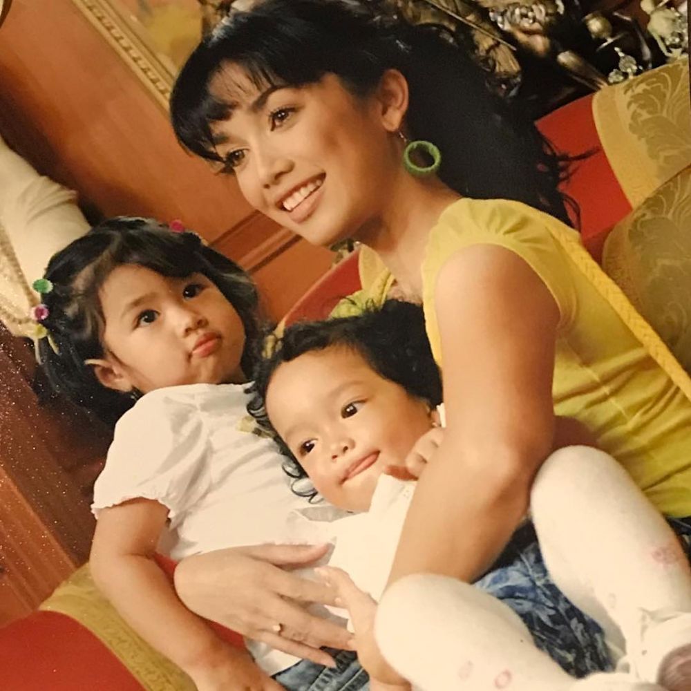 10 Potret lawas Ussy Sulistiawaty ini tunjukkan dirinya tak menua