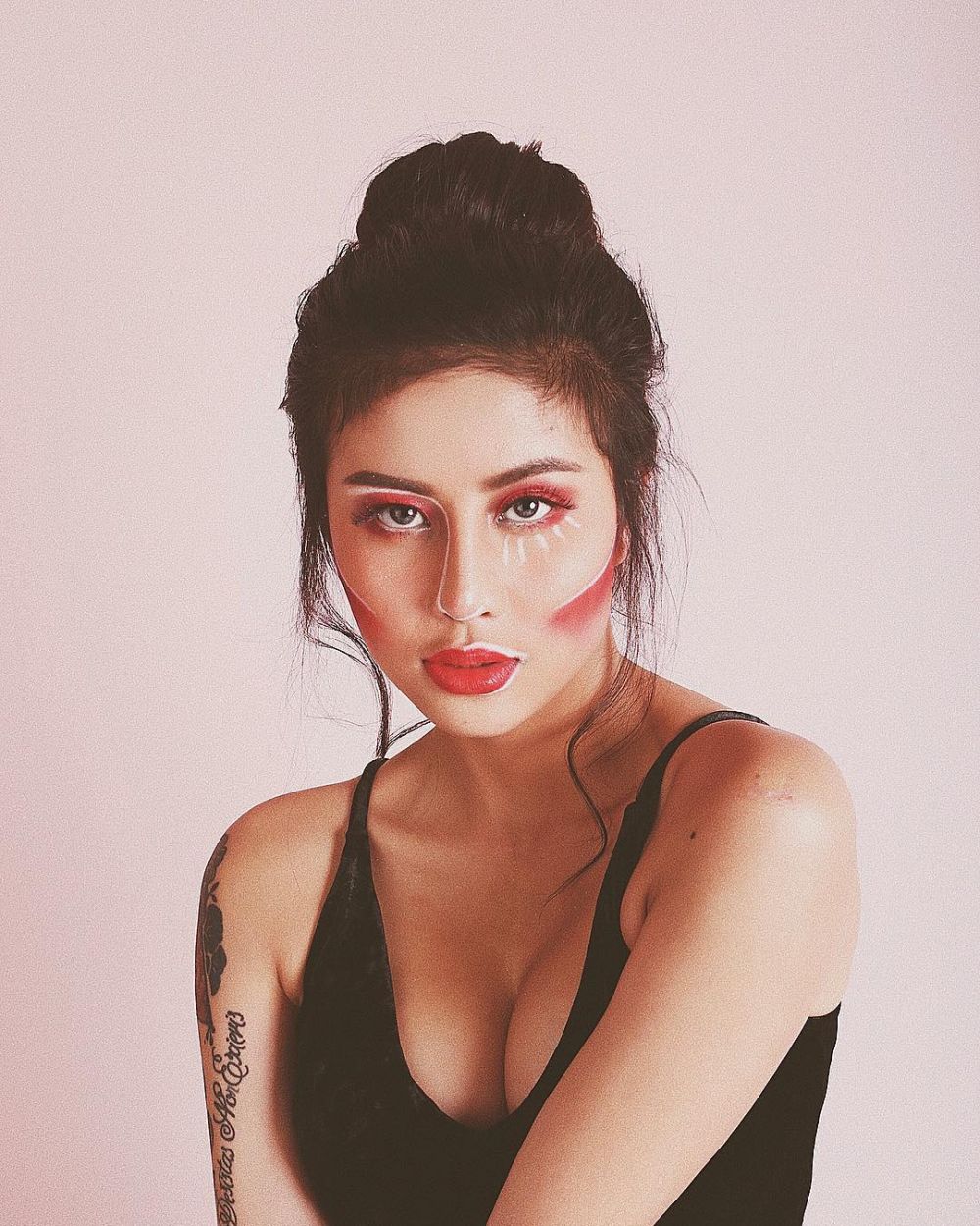 Masih belasan tahun, 7 seleb cantik ini nggak segan pamer belahan dada