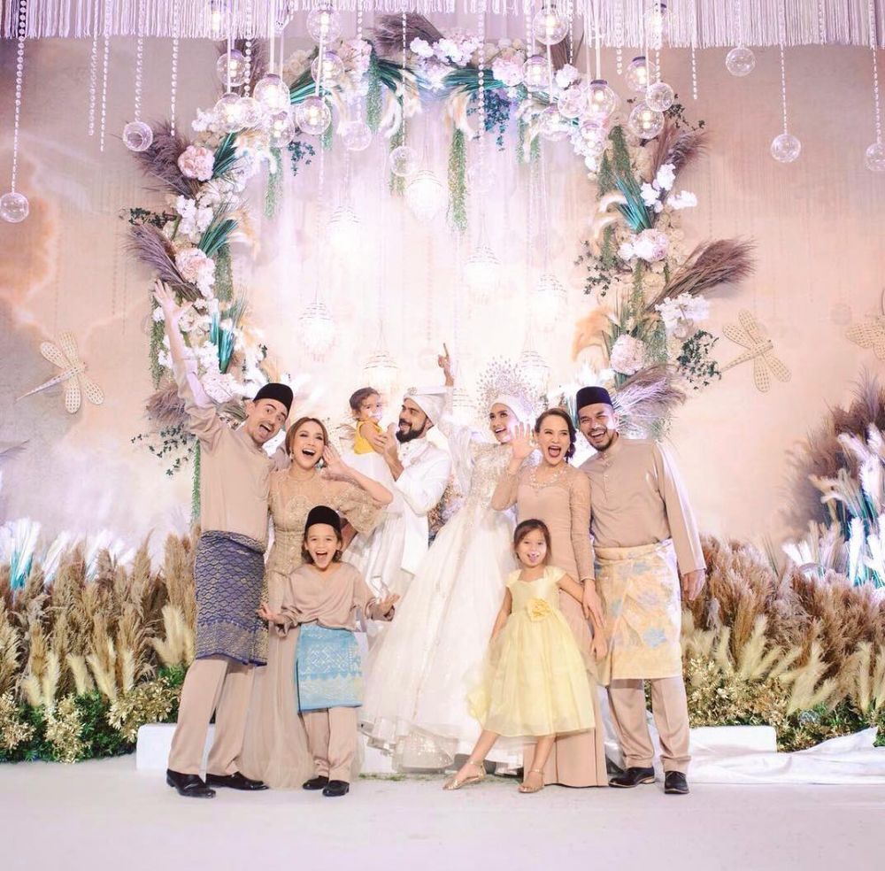 10 Potret Bunga Citra Lestari bareng The Sinclair, kompak banget