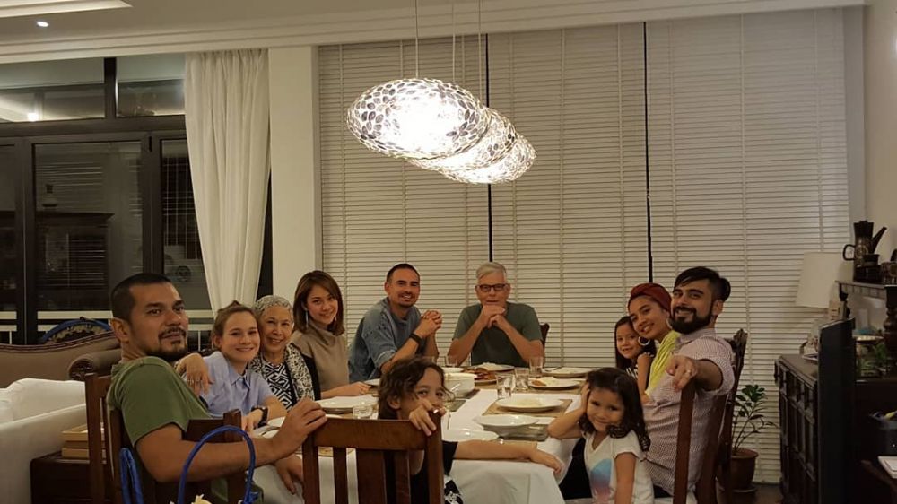 10 Potret Bunga Citra Lestari bareng The Sinclair, kompak banget